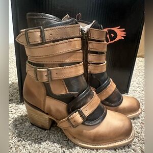 Freebird “Darlin” in beige.  NWT, dust covers, and box: